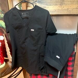 Figs Classic Black Scrub Ensemble